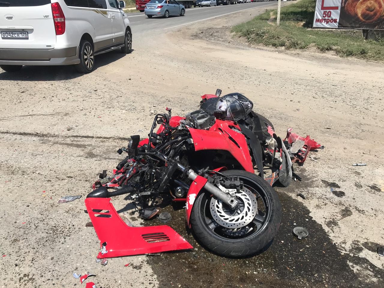 Разбитый красный мотоцикл