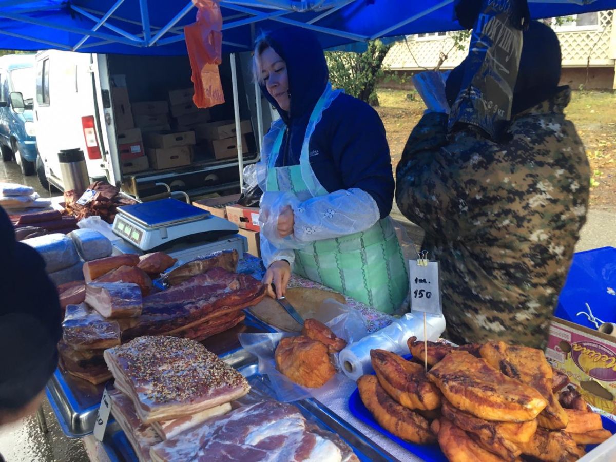 На большой продовольственной ярмарке жители города-курота могли приобрести более 20 сортов колбасных деликатесов и 45 видов хлебобулочных 