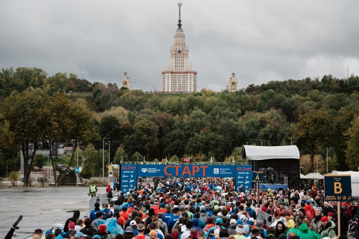 Маршрут VII международного марафона проходил по центру столицы России. Спортсмен из Ставрополя Виталий Безуглов пришел к финишу 27-м среди 11 тысяч бегунов. 