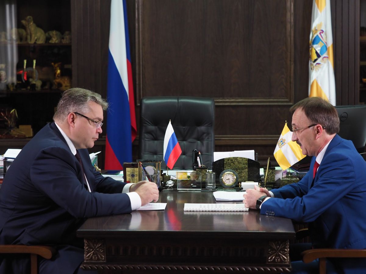 Губернатор Владимир Владимиров провел рабочую встречу с министром образования Ставропольского края Евгением Козюрой.