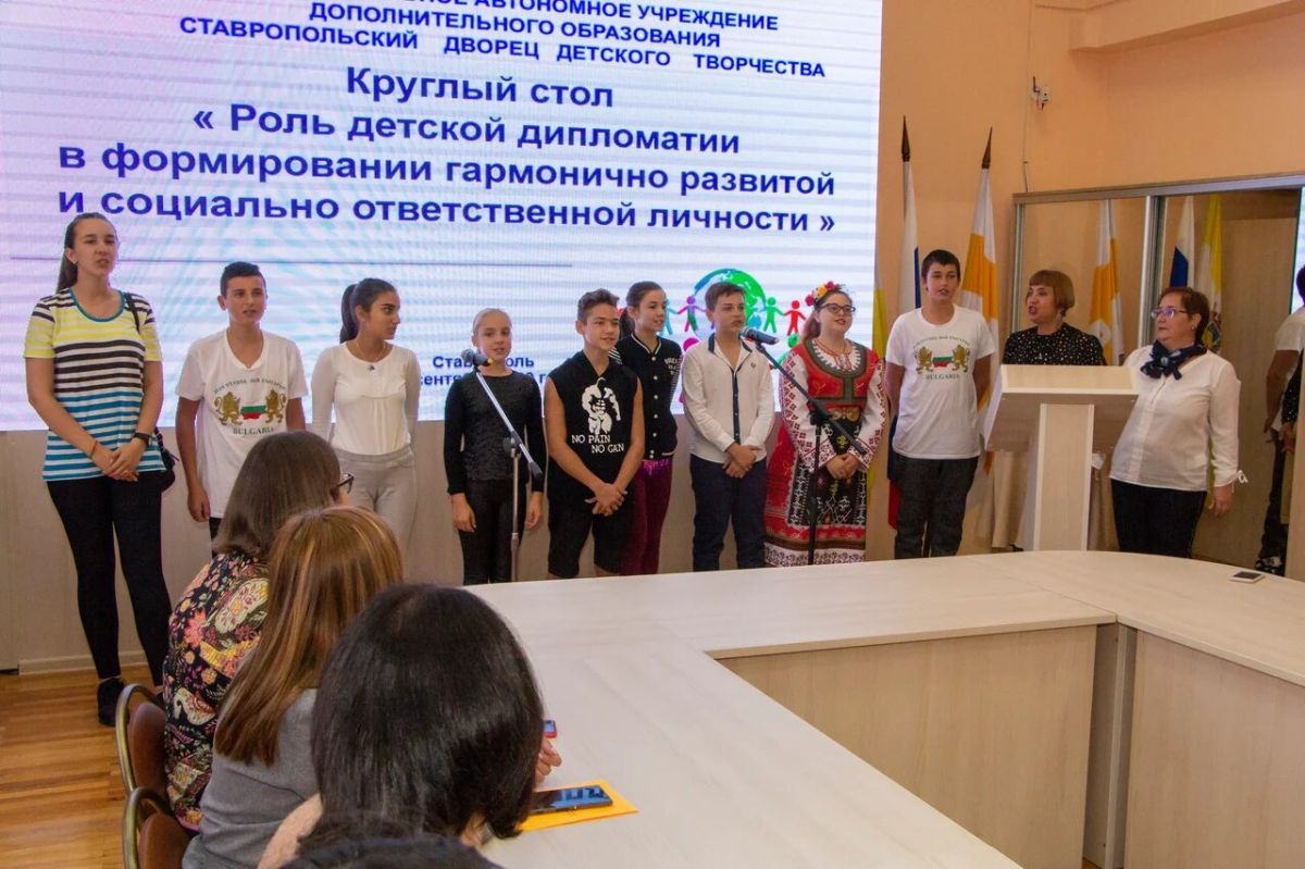 На рабочей площадке свои творческие презентации продемонстрировали болгарские и российские школьники. 