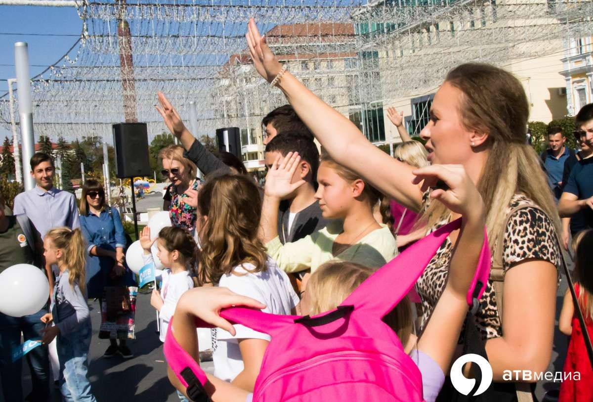 Праздник прошел на Александровской площади 5 октября в 12:00. Для присутствующих провели различные конкурсы, а также выступил фокусника.