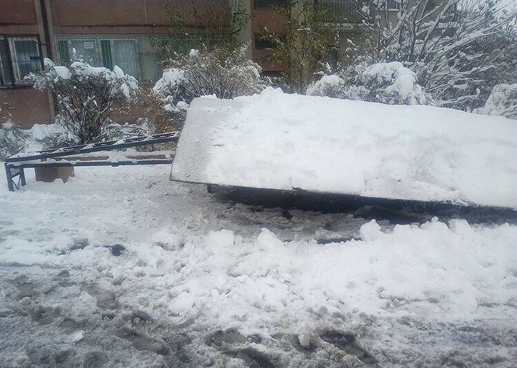 Остановочный павильон рухнул из-за снегопада в Кисловодске