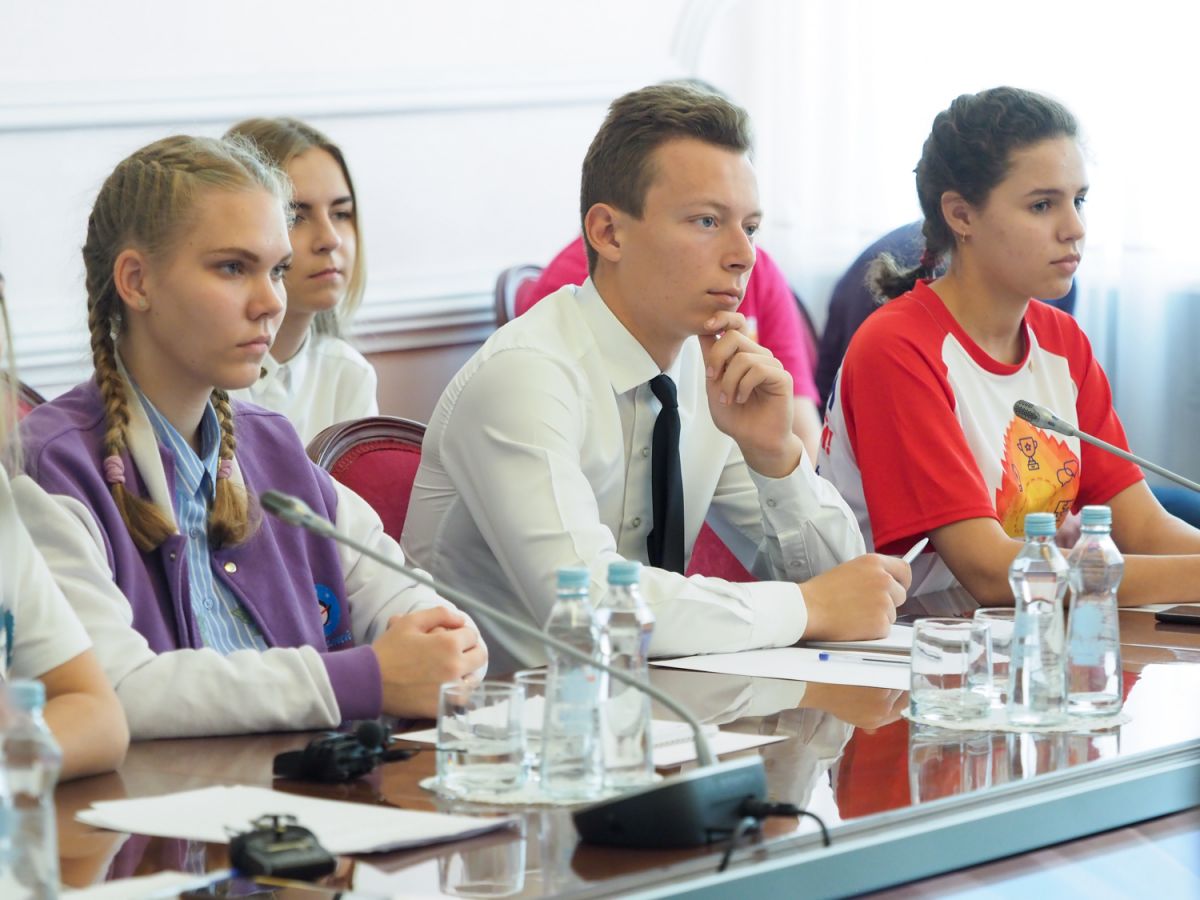 Владимир Владимиров отметил, что на поддержку подрастающего поколения Ставрополья направлен ряд краевых программ. Первой из них стартует программа «Дети Ставрополья»