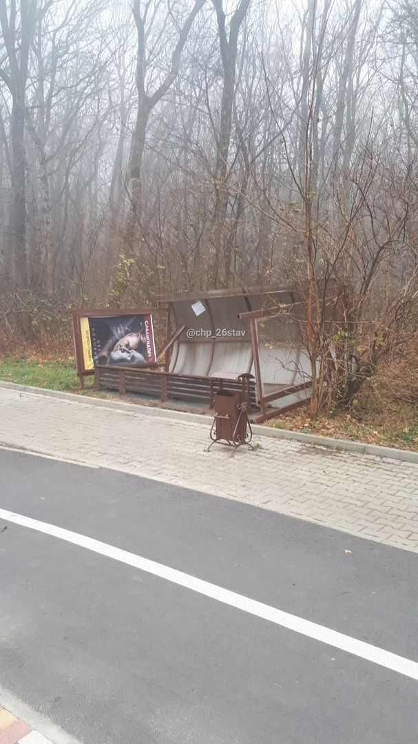 В Ставрополе силой ветра повалило остановку