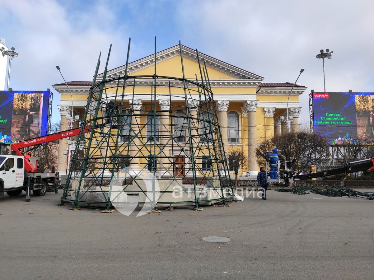 Работники приступили к сбору конструкций зимней красавицы на площади Ленина краевого центра