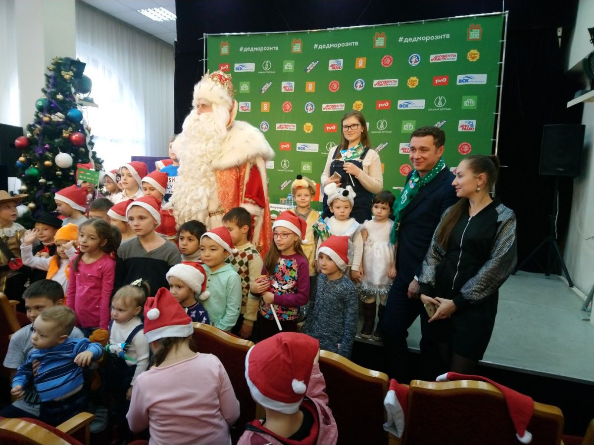 В завершение мероприятия любой желающий смог сфотографироваться с главным Дедом Морозом страны и телеведущим Маратом Сетдиковым В завершение мероприятия любой желающий смог сфотографироваться с главным Дедом Морозом страны и телеведущим Маратом Сетдиковым