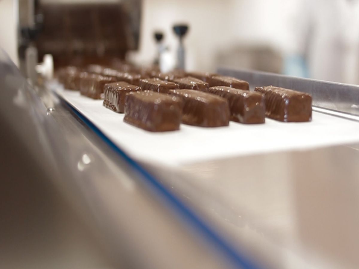 Ставропольский молочный комбинат стал производить молочный, темный и горький шоколад. В его составе есть какао-бобы из Венесуэлы и Доминиканы.