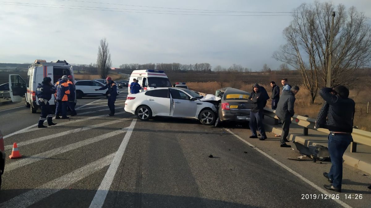 На Ставрополье произошло смертельное ДТП. Водитель автомобиля "Датсун" не уступил дорогу водителю автомобиля "Киа". Погибли два человека.