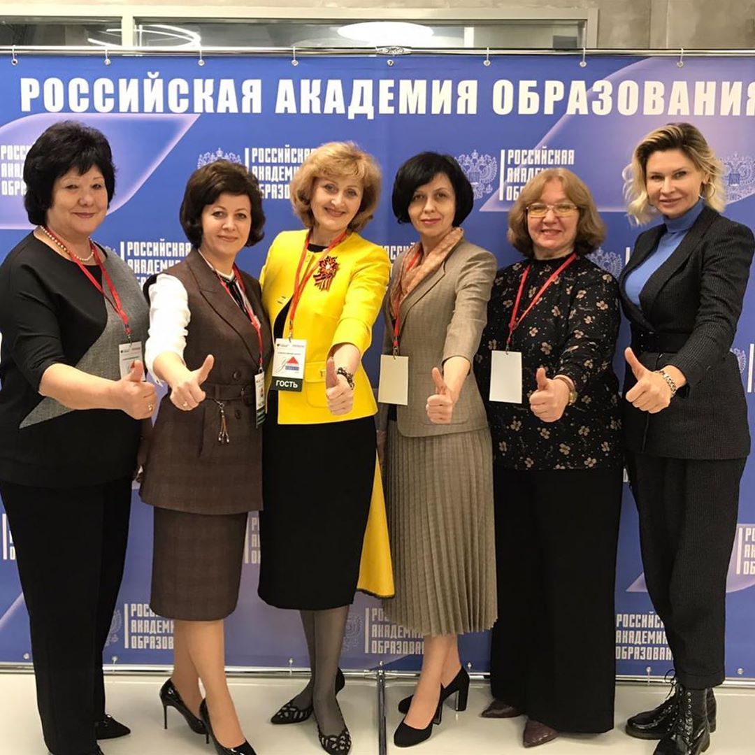 Глава региона поздравил руководство, педагогов и учеников гимназии села Красногвардейского с победой