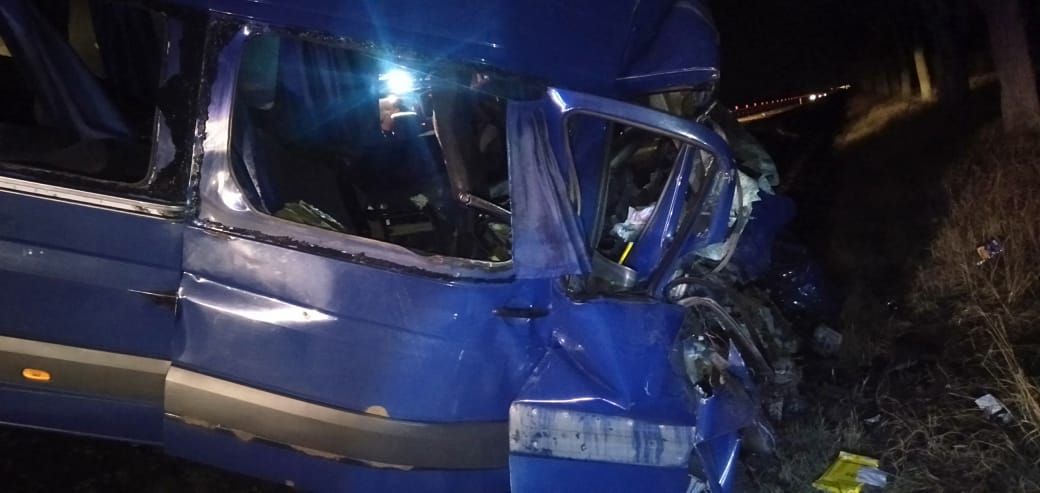 В результате ДТП водитель и 4 пассажира «Мерседеса» доставлены в больницу. Восемь пассажиров и водитель «Вольво» не пострадали