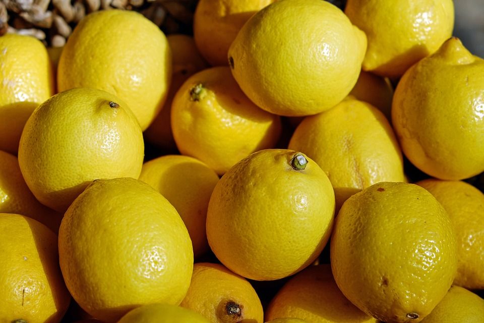 На рынке комиссии удалось найти лимоны по 400 рублей за кг