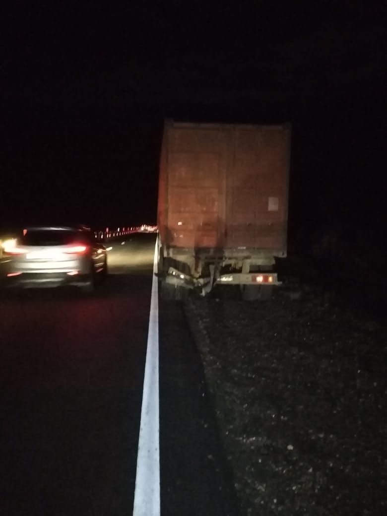 Водитель «Приоры» врезался в грузовой «КАМАЗ»
