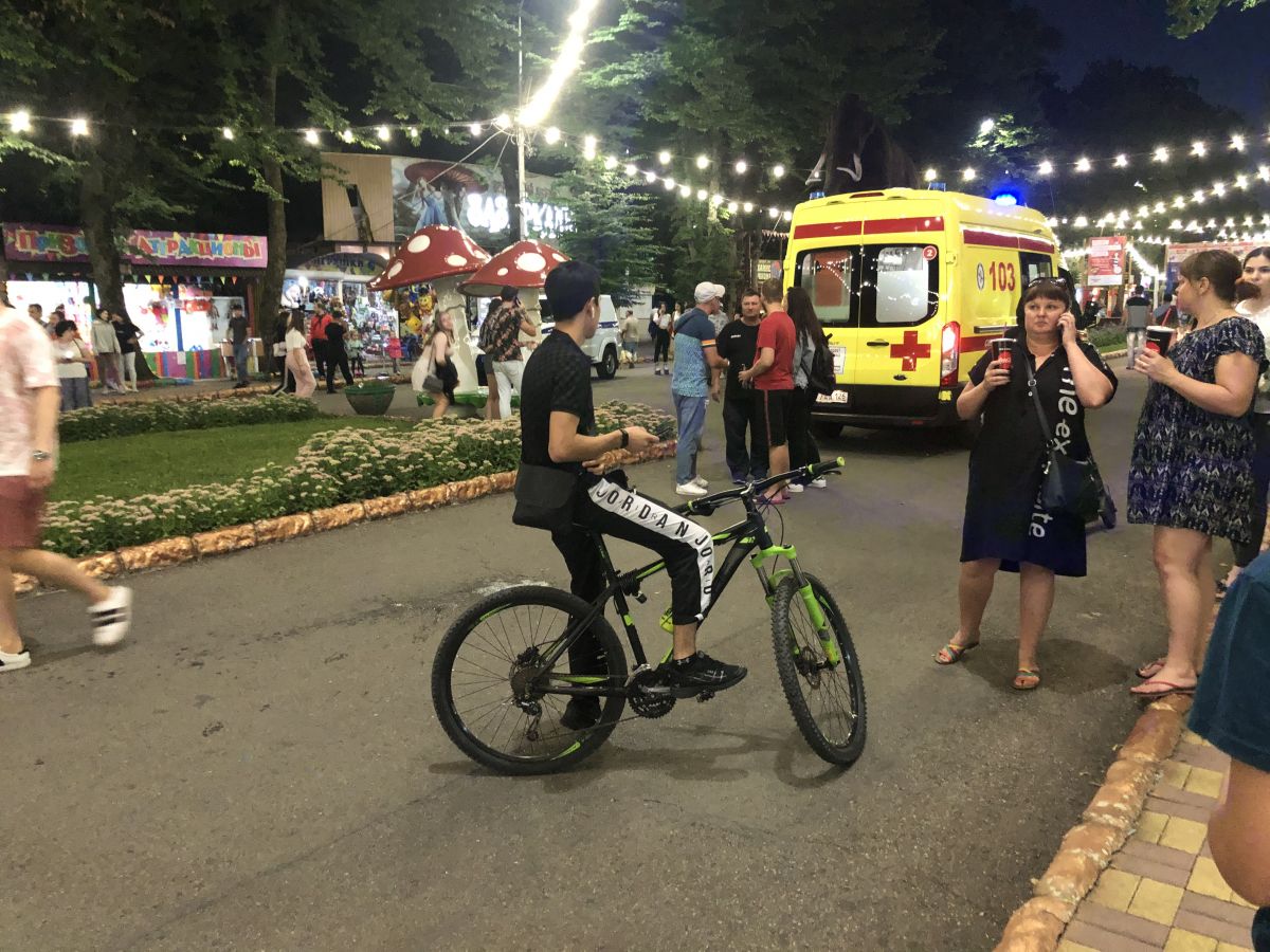 Сообщается, что около восьми часов вечера 5 августа группа мужчин отдыхала в Ставропольском парке «Победы» Сообщается, что около восьми часов вечера 5 августа группа мужчин отдыхала в Ставропольском парке «Победы»