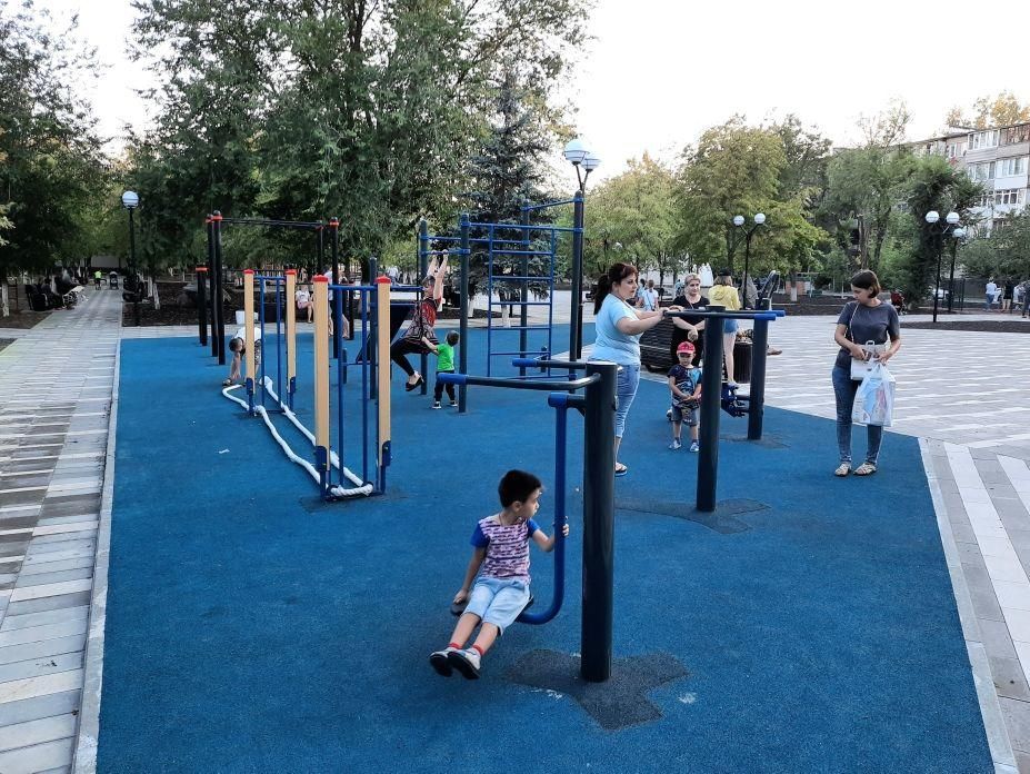 Также в сквере построили и новую сцену, на которой будут проходить культурные мероприятия. Также в сквере построили и новую сцену, на которой будут проходить культурные мероприятия.