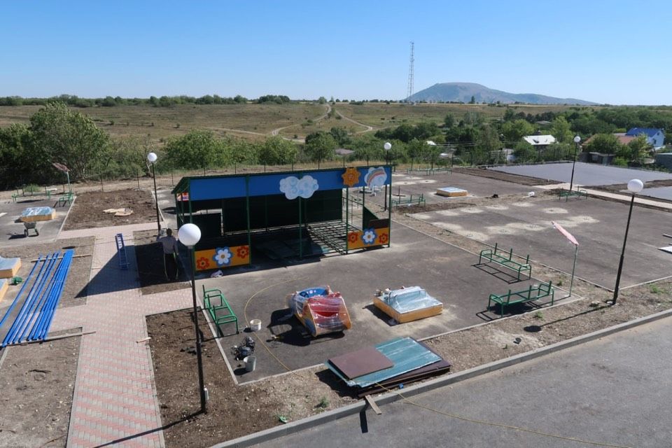 Завезены и установлены современные игровые комплексы для детей: безопасные карусели и яркие павильоны