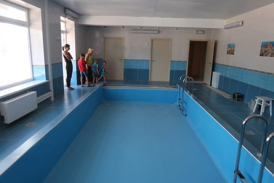 Также завершается монтаж пищеблока и бассейна, сборка мебели для спален и игровых комнат