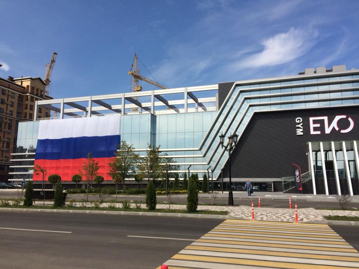 Вчера, 22 августа, на здании спортивного клуба “Evo Gym” на улице Генерала Маргелова развернули 160-метровый флаг России