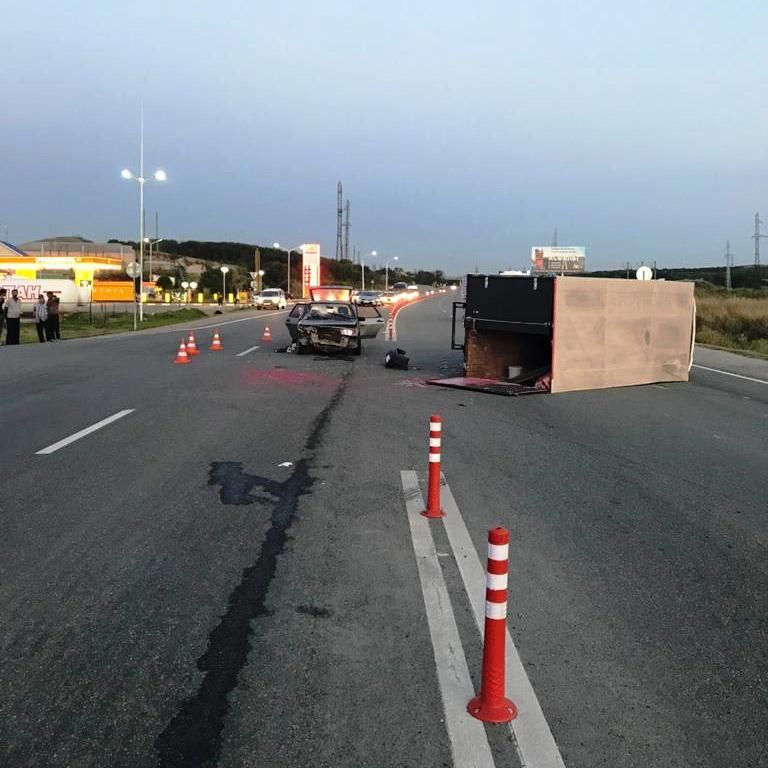 После столкновения «Газель» завалилась набок