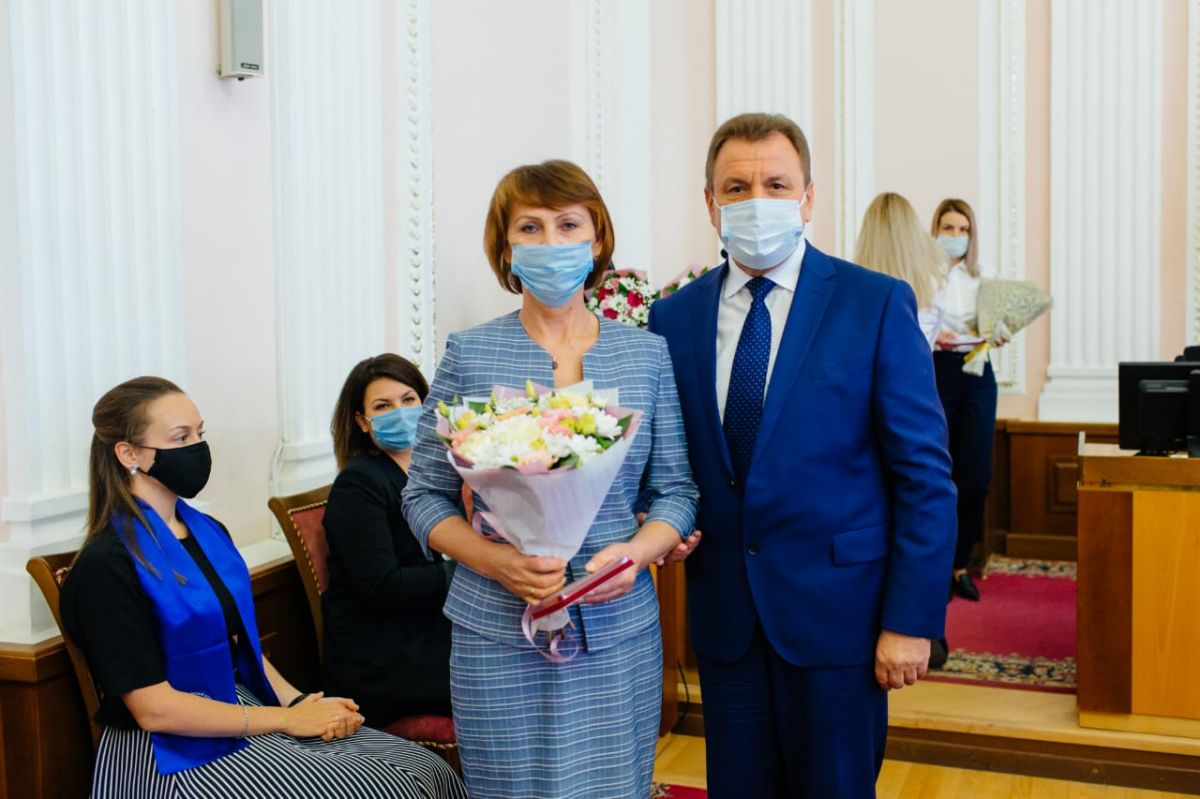 Также работников образования отметили знаками «Почетный работник воспитания и просвещения Российской Федерации» и «За большой вклад в социально-культурную сферу города»