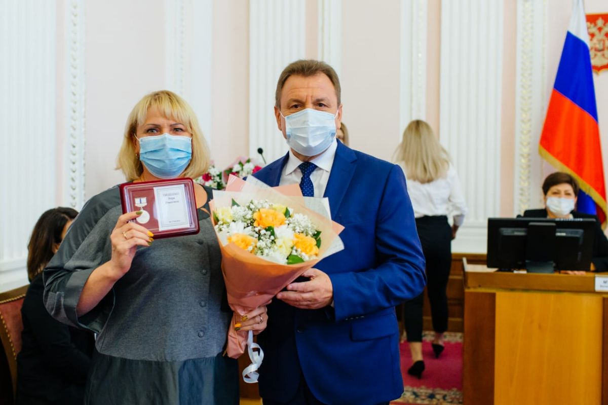 Каждый кандидат должен иметь стаж работы в сфере образования не менее 15 лет, а в образовательной организации – не менее 10 лет.