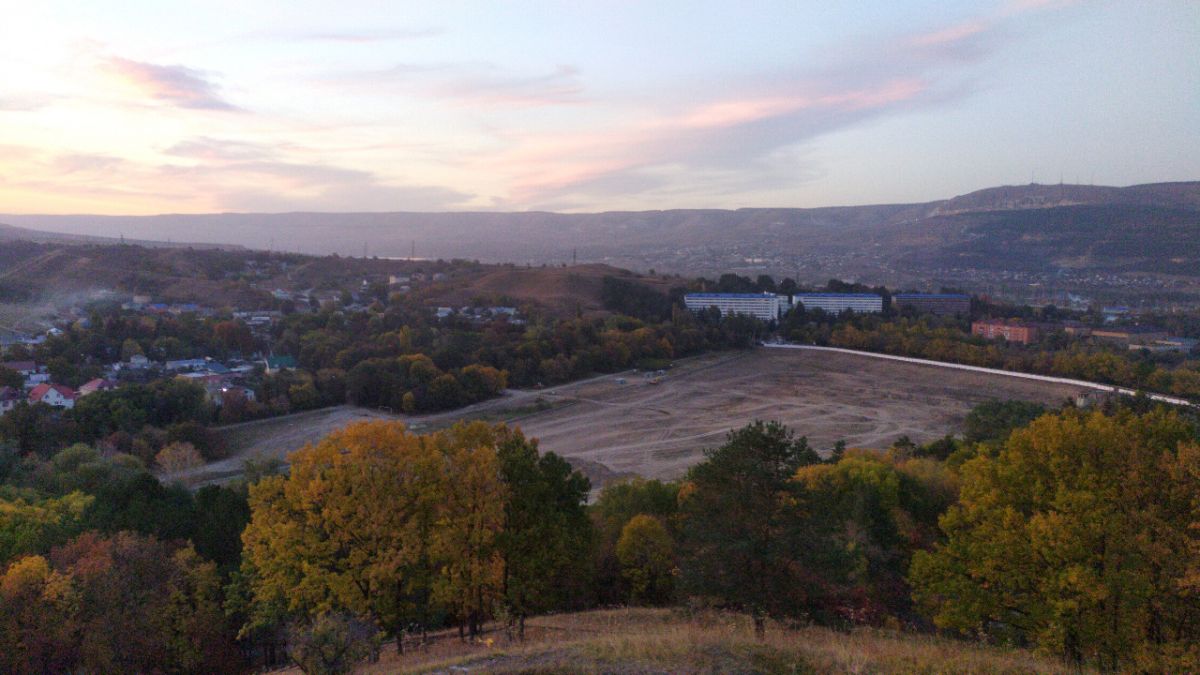 Протяженность объекта составляет 380 метров, ширина - 9 метров. Протяженность объекта составляет 380 метров, ширина - 9 метров.