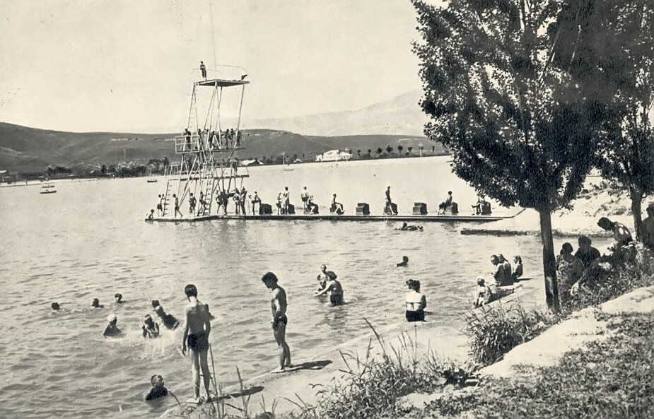 Старое озеро заложили в 1953 году. Там оборудовали пляж, лодочную станцию, провели озеленение берегов. В 90-е годы озеро пришло в запустение. Старое озеро заложили в 1953 году. Там оборудовали пляж, лодочную станцию, провели озеленение берегов. В 90-е годы озеро пришло в запустение.