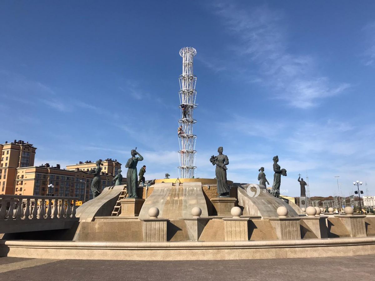 Установка зимней подсветки на фонтане на Владимирской площади
