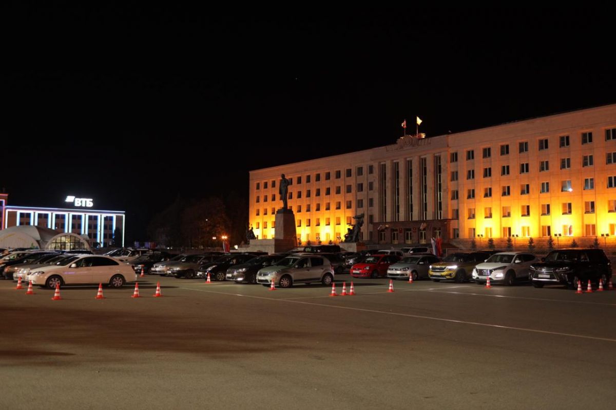 Кинопарковка на площади Ленина в Ставрополе