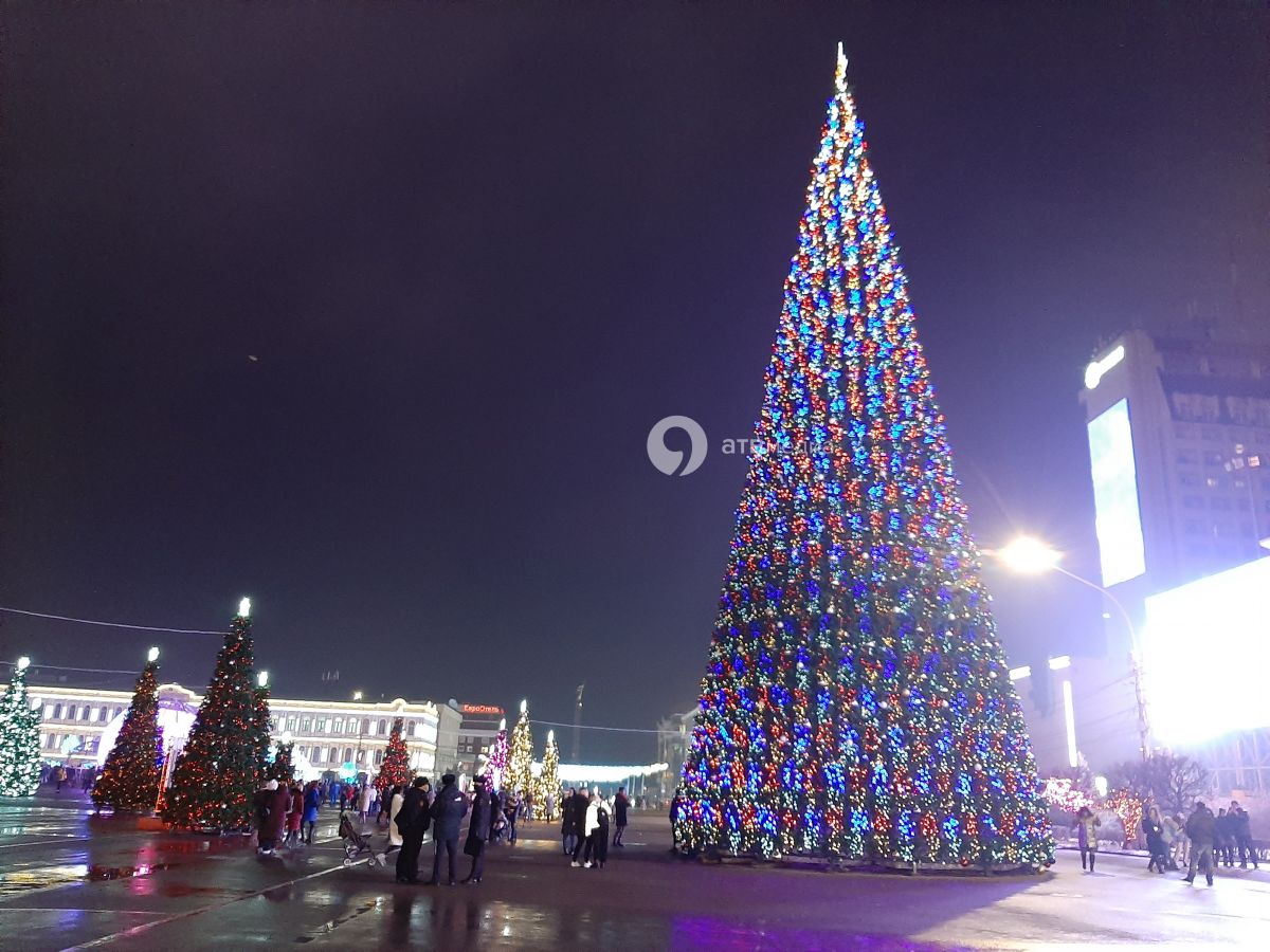 Новогодняя елка на площади Ленина в Ставрополе