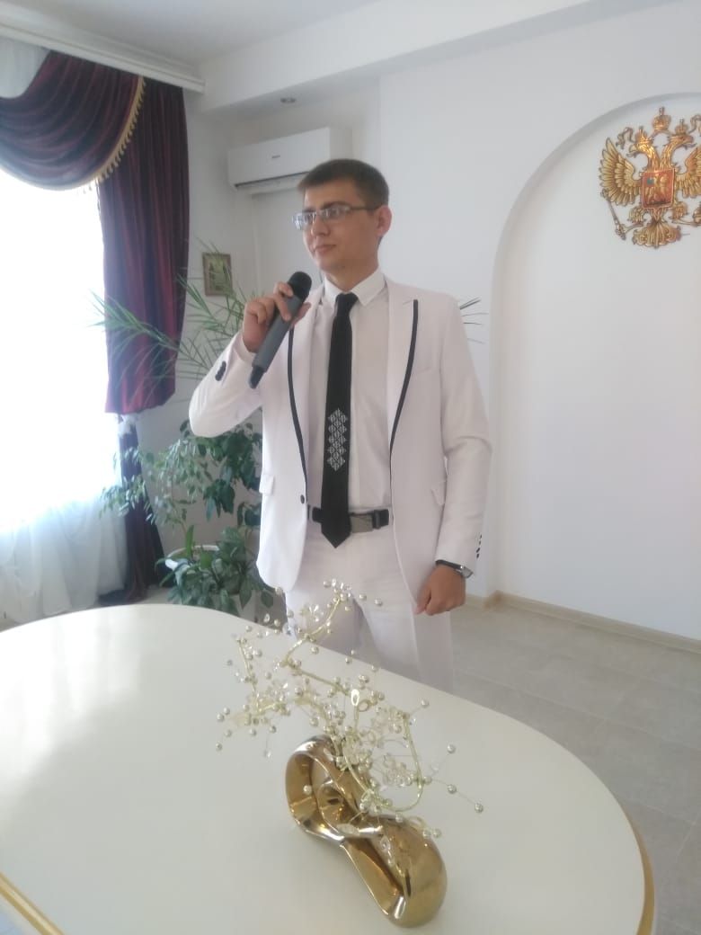 Единственный на Ставрополье мужчина-регистратор браков Евгений Токарев работает в Степновском ЗАГСе