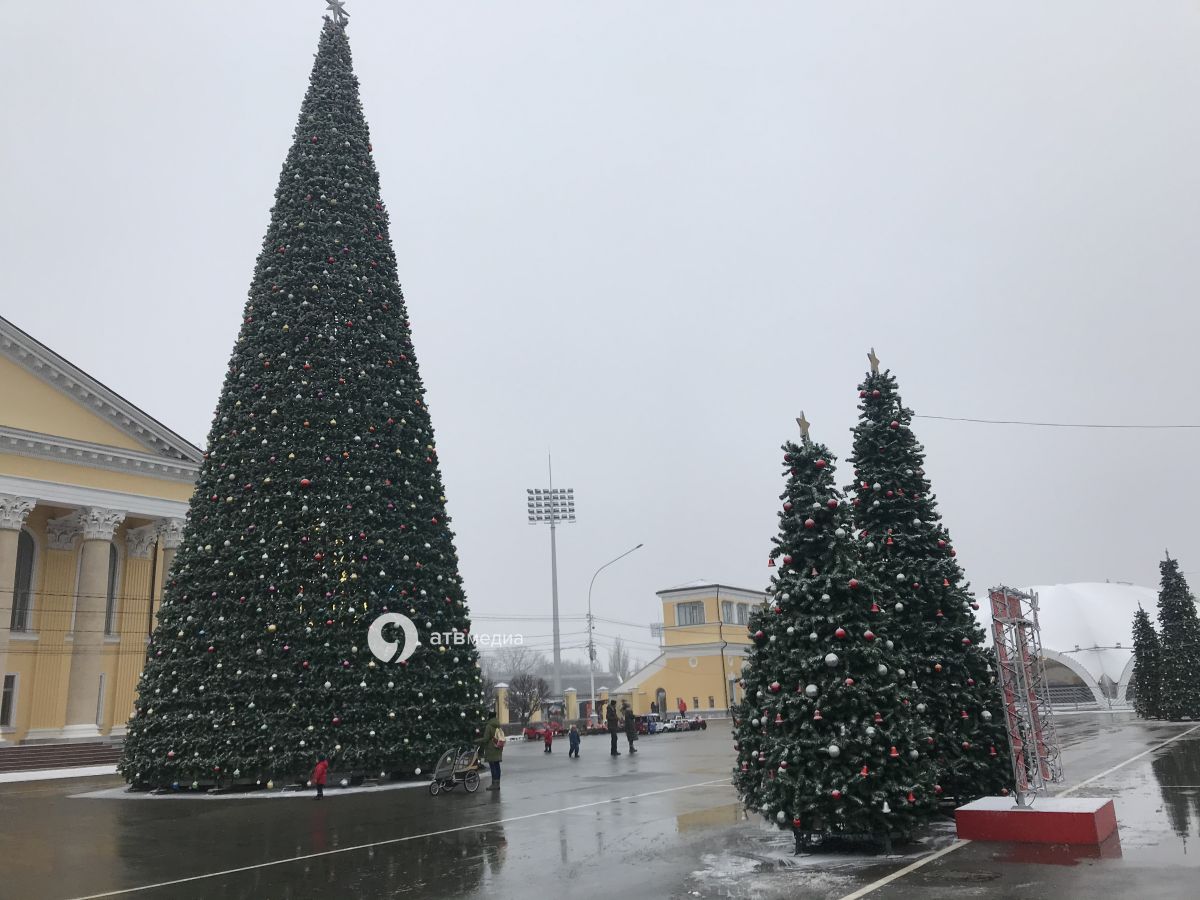 В Ставрополе после 1 февраля разберут новогодние ёлки и другие декорации на площади Ленина.