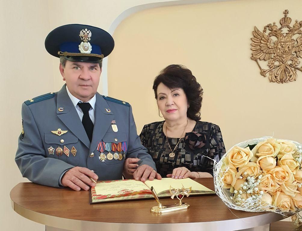 Отдел ЗАГС по городу Ессентуки поздравил Сергея Гавриловича и Зинаиду Сергеевну Шустовых 