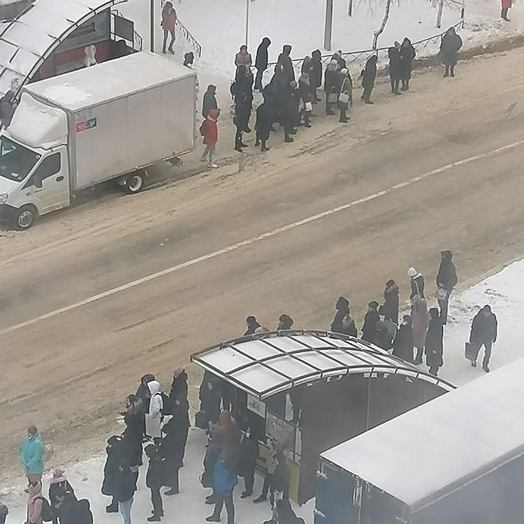 Ставропольцы ждали общественный транспорт около часа из-за снежной стихии