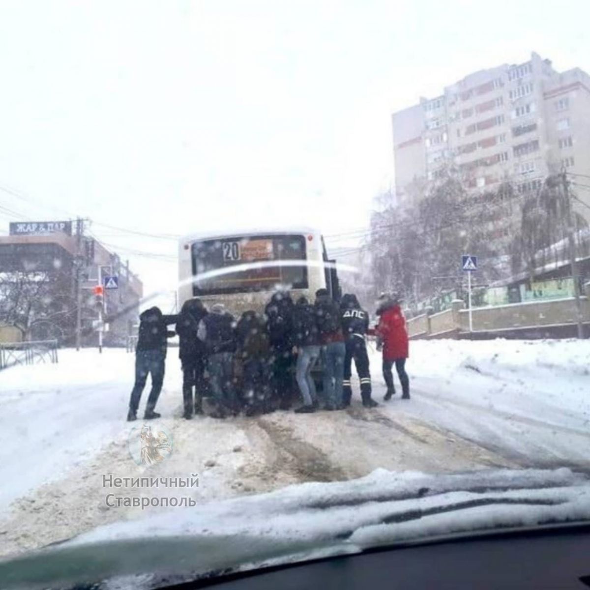 Нетипичный ставрополь. Снегопад в Ставрополе. Ставрополь после снегопада. Снег в Ставрополе сегодня. Пробки Ставрополь снег.