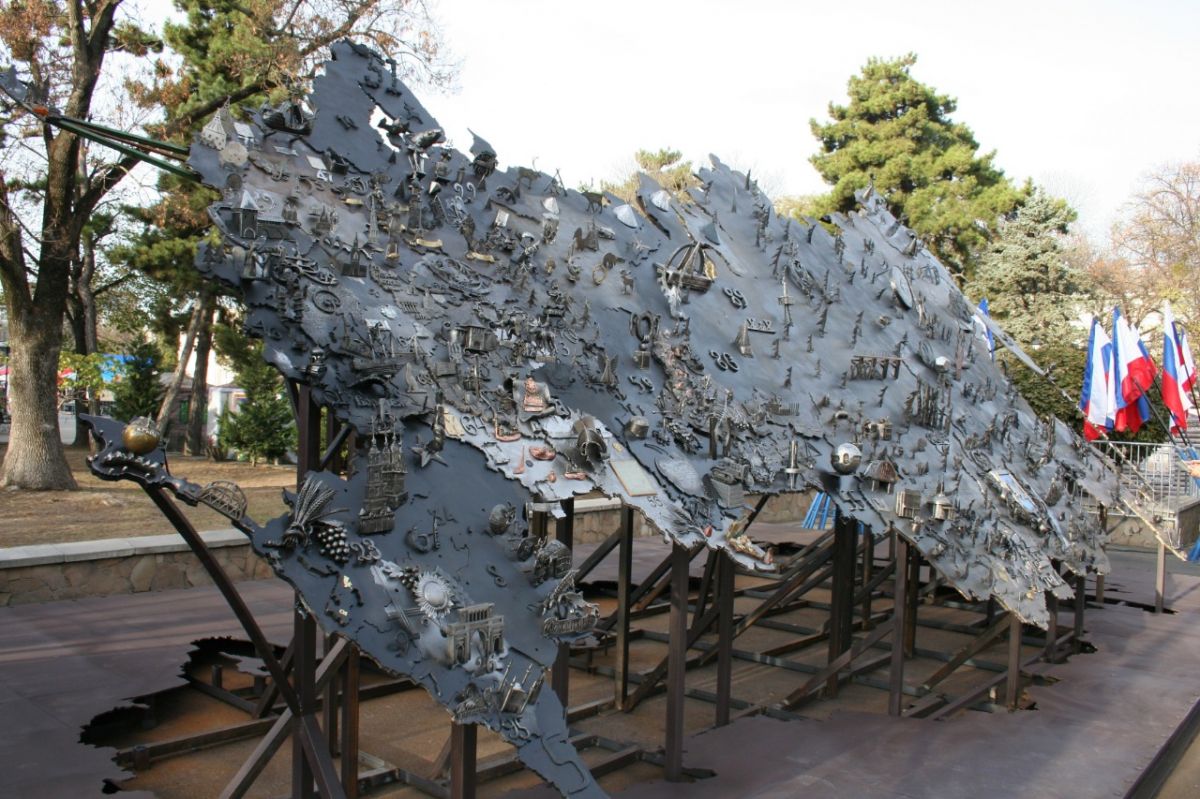 Арт-объект, установленный в Симферополе в рамках празднования Крымской весны.