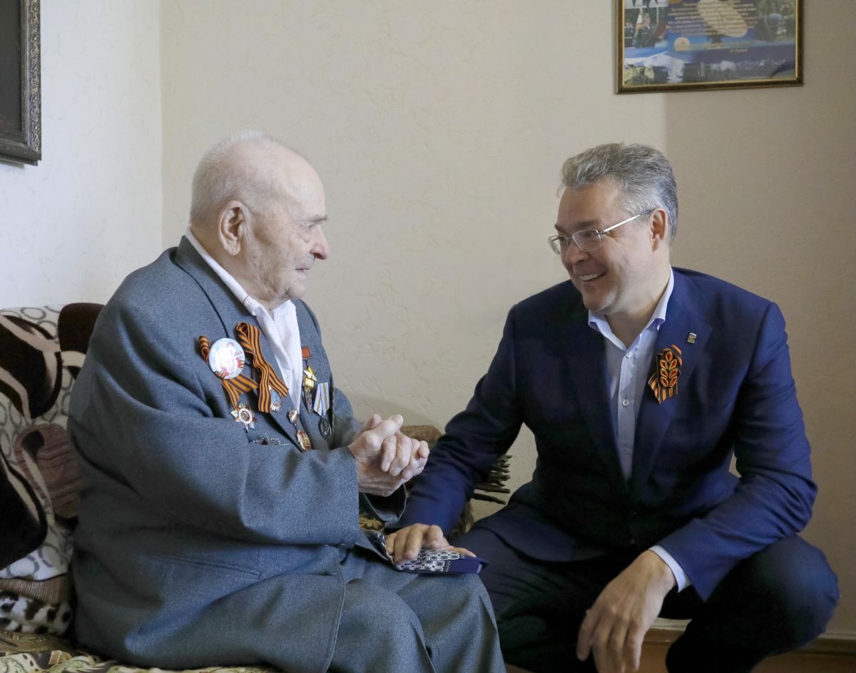 На Ставрополье 102-летнего ветерана поздравили с наступающим Днем Победы Владимир Владимиров и Лев Лещенко 