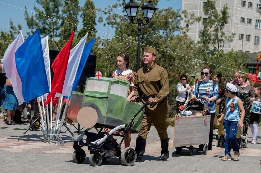 Парад детских колясок и велосипедов, оформленных в военном стиле 40-х, прошел в Пятигорске