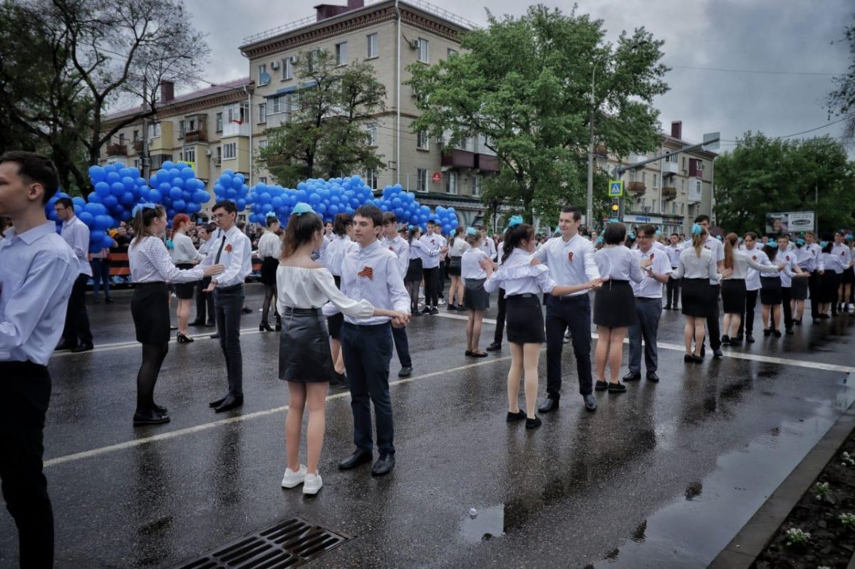 В Невинномысске «Майский вальс» станцевали 1380 пар В Невинномысске «Майский вальс» станцевали 1380 пар
