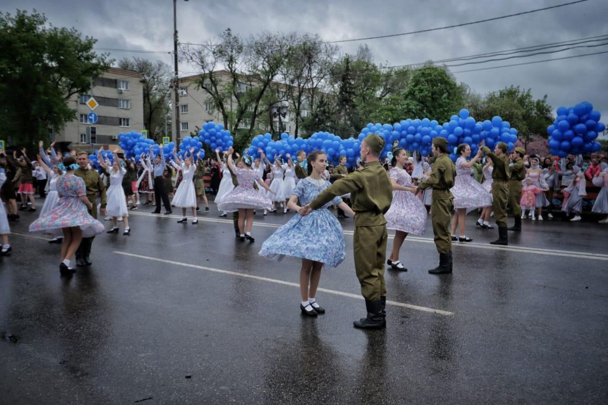 В Невинномысске «Майский вальс» станцевали 1380 пар В Невинномысске «Майский вальс» станцевали 1380 пар