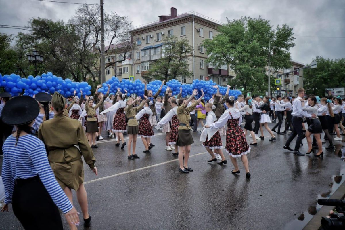 В Невинномысске «Майский вальс» станцевали 1380 пар В Невинномысске «Майский вальс» станцевали 1380 пар