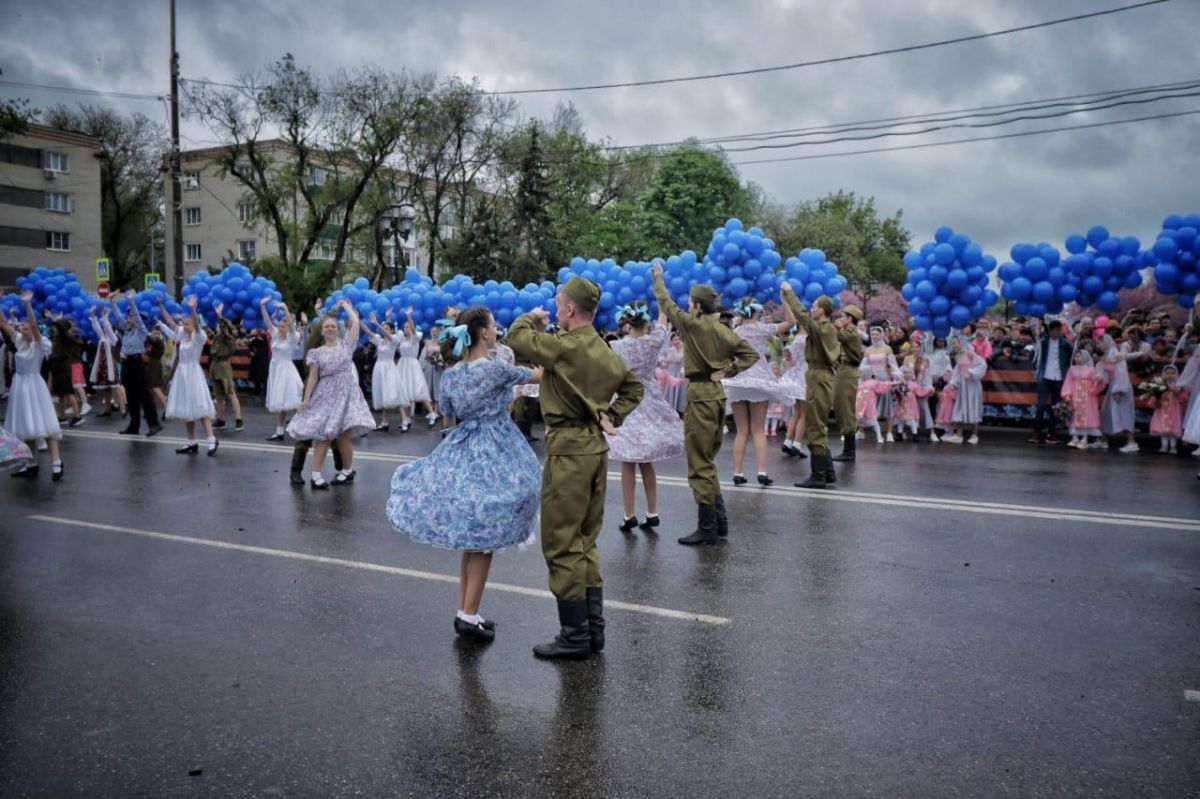 В Невинномысске «Майский вальс» станцевали 1380 пар В Невинномысске «Майский вальс» станцевали 1380 пар