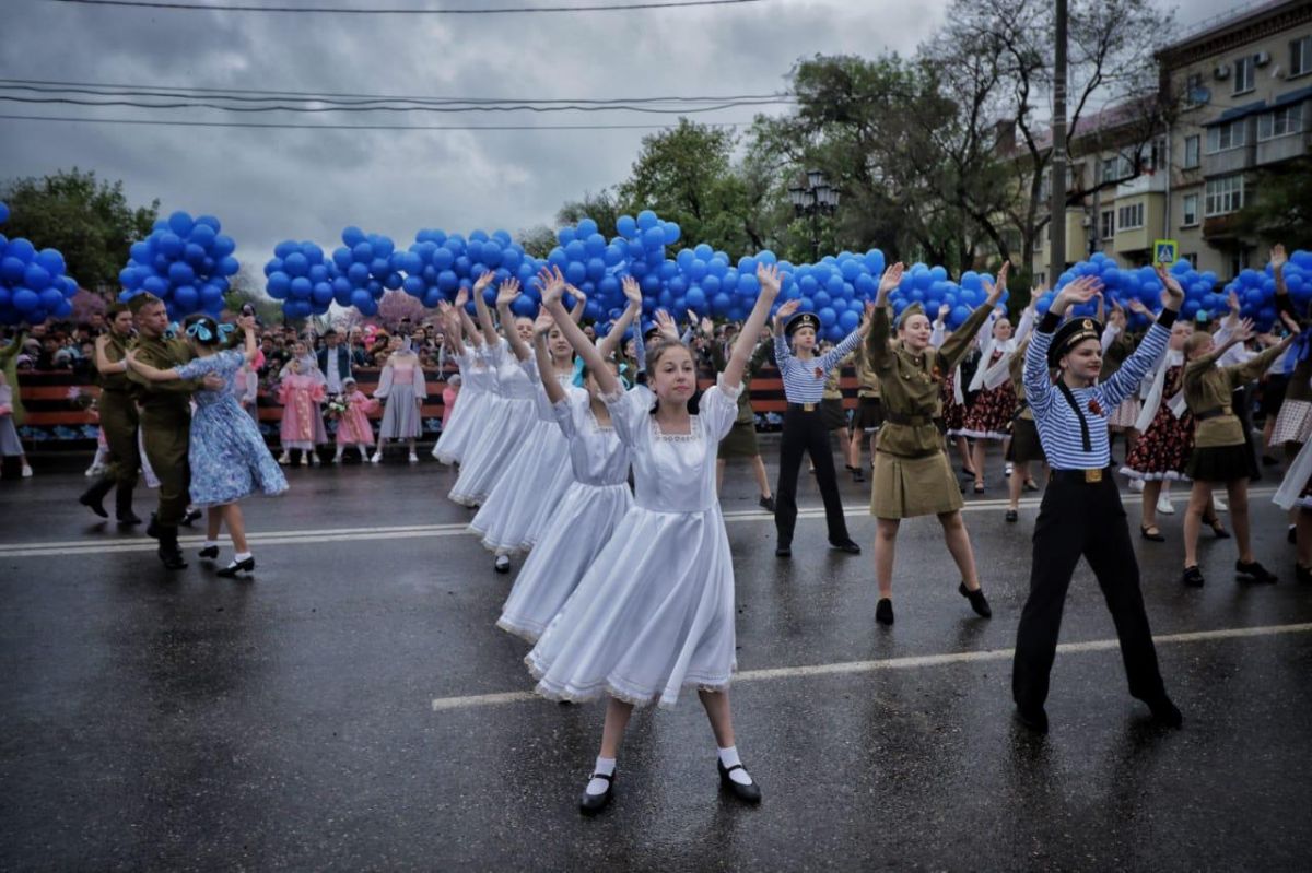 В Невинномысске «Майский вальс» станцевали 1380 пар В Невинномысске «Майский вальс» станцевали 1380 пар