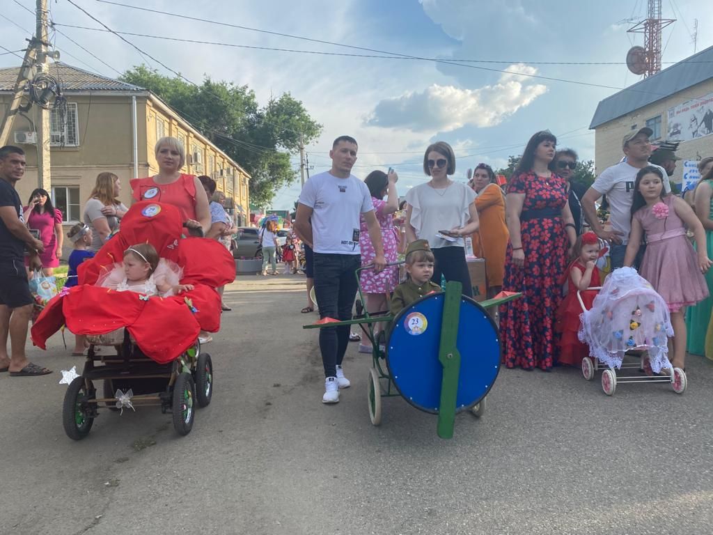 Парад детских колясок прошёл в селе Красногвардейском | 13.06.2021 |  Ставрополь - БезФормата