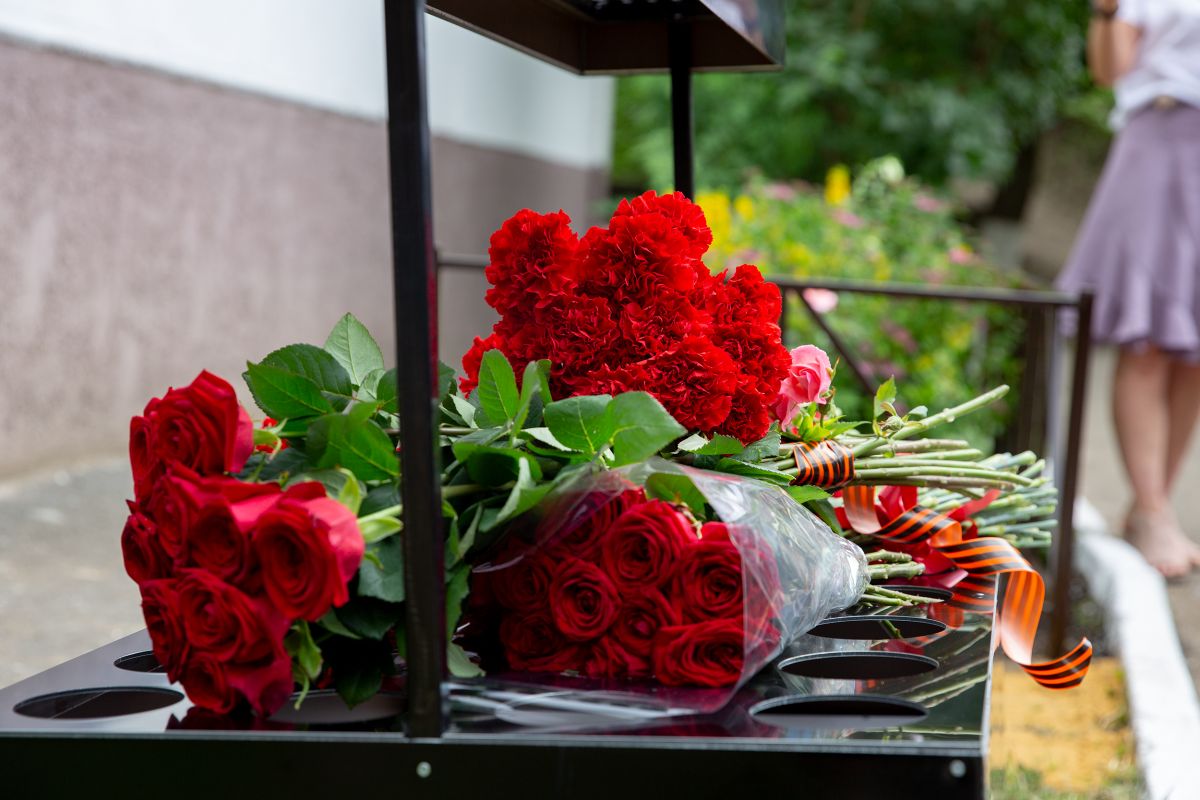 Собравшиеся возложили цветы к мемориальной доске Юрия Сидорова