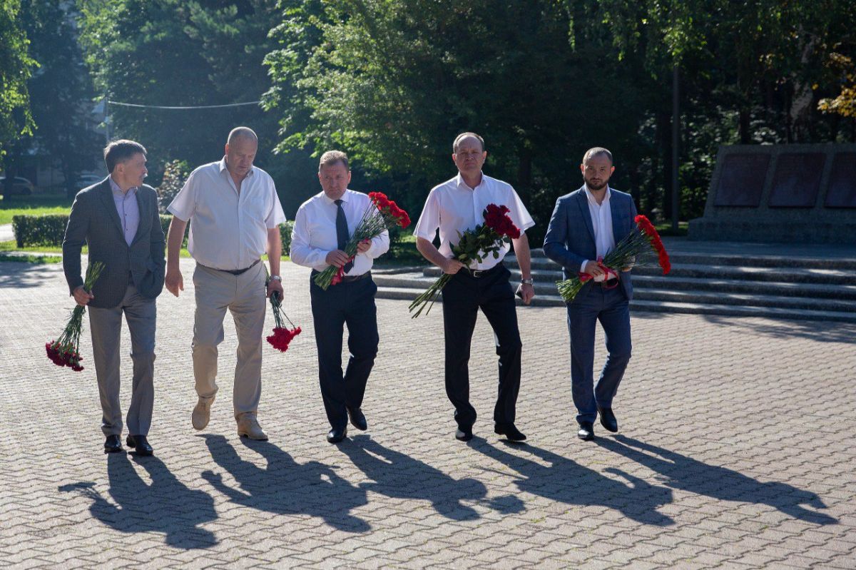 В Ставрополе возложили цветы к мемориалу воинам-афганцам