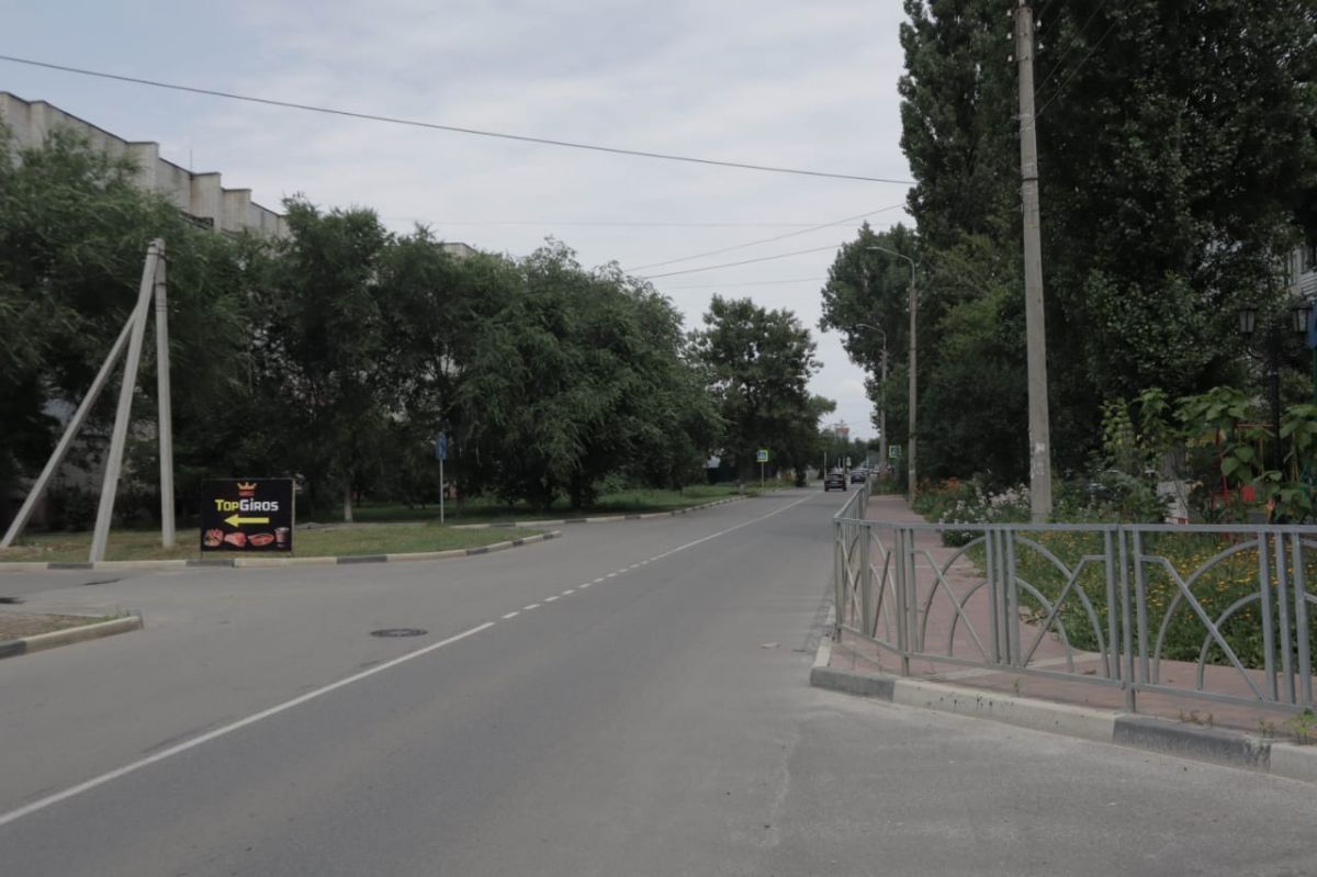 Здесь отремонтировали покрытие проезжей части, обновили тротуары, обустроили водоотвод, а также установили пешеходное ограждение, дорожные знаки и новые светофоры Здесь отремонтировали покрытие проезжей части, обновили тротуары, обустроили водоотвод, а также установили пешеходное ограждение, дорожные знаки и новые светофоры