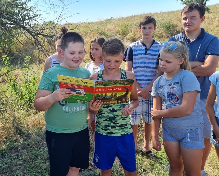 На Ставрополье для детей провели палеонтологическую экскурсию по песчаному карьеру На Ставрополье для детей провели палеонтологическую экскурсию по песчаному карьеру