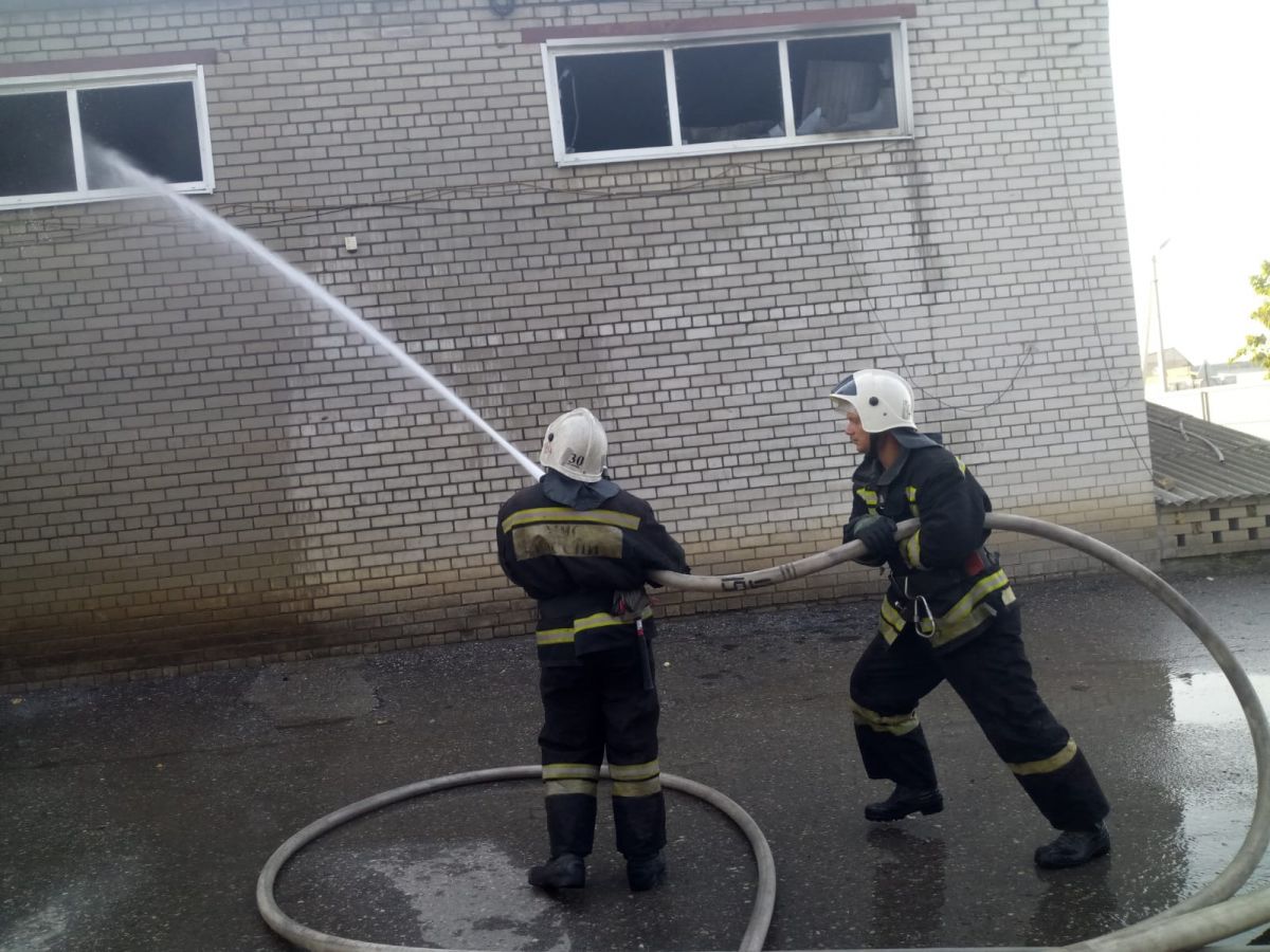 20 человек эвакуировали из-за пожара на производстве в Буденновске