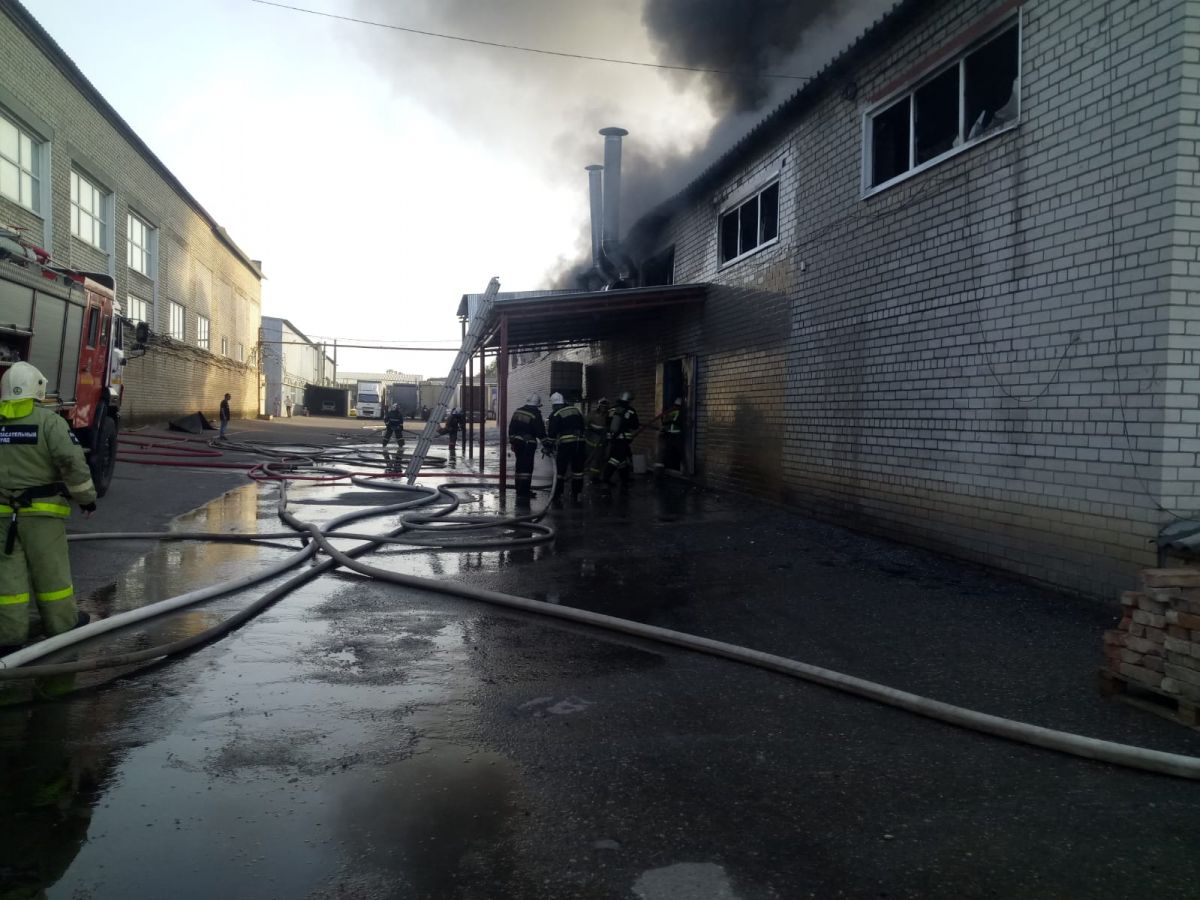 20 человек эвакуировали из-за пожара на производстве в Буденновске